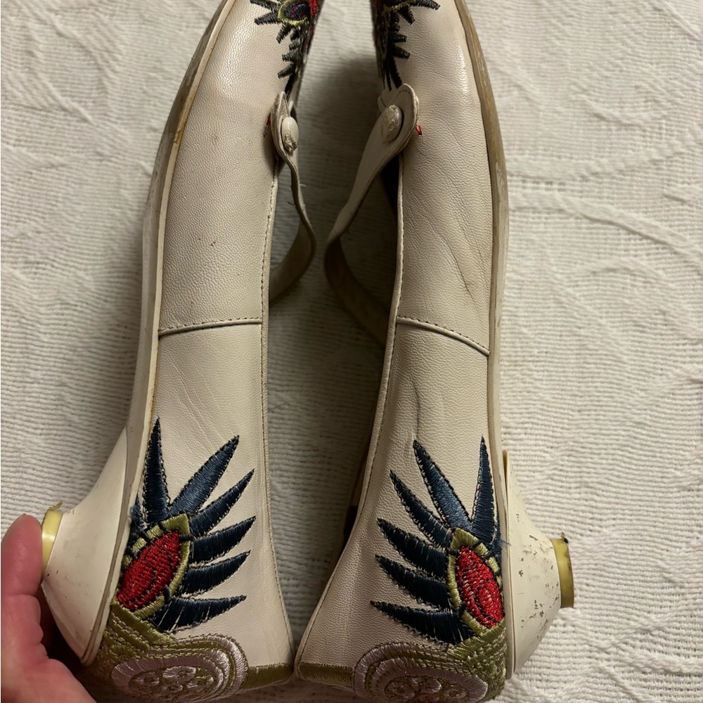 Embroidered Leather Kitten Heels…size 8 GORGEOUS! - Picture 3 of 7